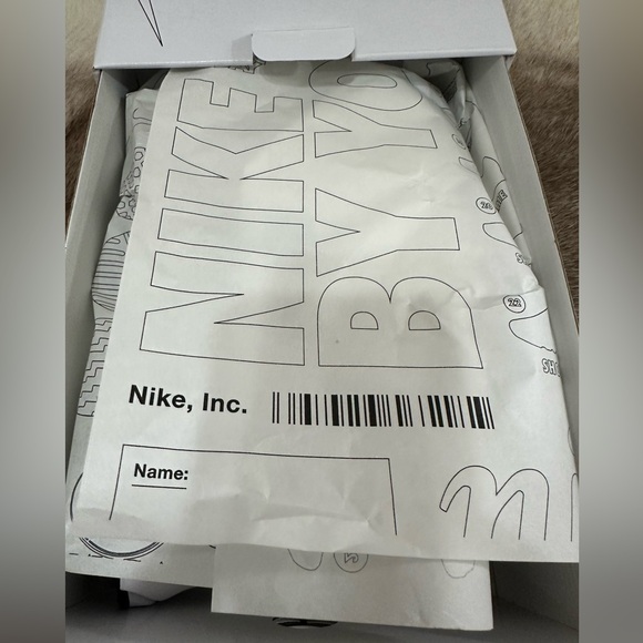 Women’s Nike Presto Shoes White with Black Swoosh - Picture 7 of 7